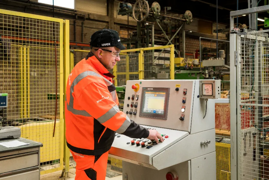 Werknemer van Wienerberger aan de machine