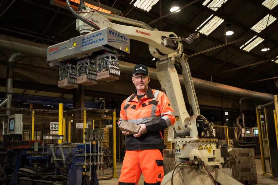 Wienerberger operator met machine